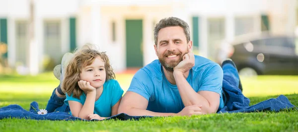 Banner Padre Hijo Parque Verano Aire Libre Padre Alegre Con —  Fotos de Stock