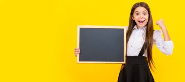 Eğitici bir terfi teklifi. Okul satışı. Şaşırmış genç kız tahtayı tutuyor. Çocuk reklamcılığı. Öğrenci pankartı. Kopya alanı olan öğrenci portresi