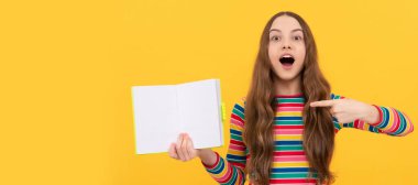 Bir göz at, bir kitap oku. Şaşırmış kız açık bir kitabı işaret ediyor. Başarılı olmak için oku, boşluğu kopyala. Öğrenci pankartı. Kopya alanı olan öğrenci portresi