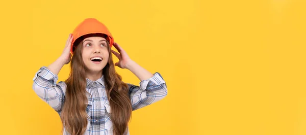 ヘルメットとチェッカーシャツの幸せな10代の女の子建築家 ハード帽子水平ポスターデザインの子供 バナーヘッダー コピースペース — ストック写真
