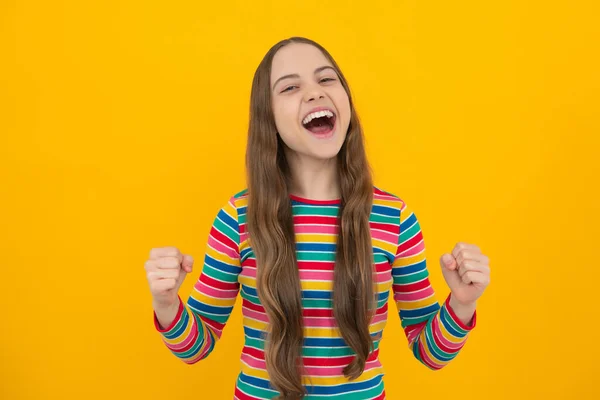 10代の子供の女の子喜び 幸せと勝利を祝う見て チャンピオンジェスチャー 拳ポンプ 黄色の背景に言う 興奮した顔 十代の女の子の陽気な感情 — ストック写真