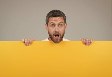 Sarı kağıdın arkasında sakallı bir adam vardı..