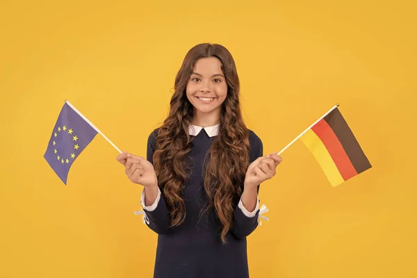 Mosolygós Gyermek Hold Európai Unió Német Zászló Sárga Háttér Tanul — Stock Fotó