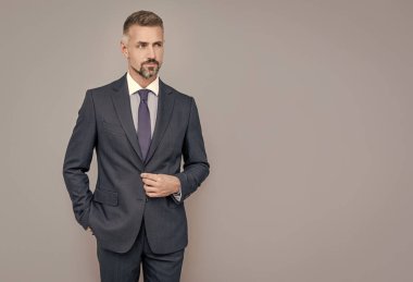 Kendine güvenen iş adamı takım elbiseli, fotokopi alanı, ceo.