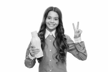 Moda bir doğa içeceği. Mutlu kız elinde meyve suyu şişesi olan V işaretini gösteriyor. Meyve ve sebze suyu. Organik vitamin içeceği. Sağlıklı beslenme. Her zaman içmeye değer.