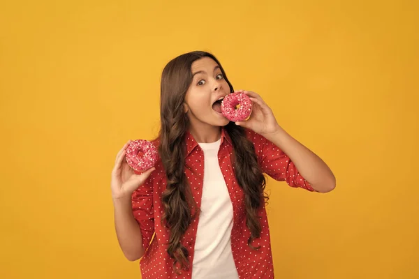 Gelukkig Kind Eten Zoete Geglazuurde Donut Lekker — Stockfoto