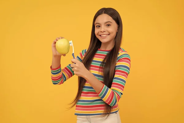 Happy Girl Παιδικό Πινέλο Μήλο Οδοντόβουρτσα Κίτρινο Φόντο Στοματική Υγιεινή — Φωτογραφία Αρχείου