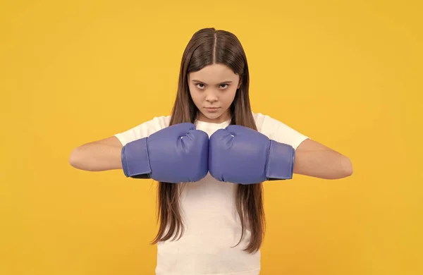 Starkes Erfolgreiches Kind Boxhandschuhen Auf Gelbem Hintergrund — Stockfoto