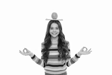 Okula dönüyorum. Bilgi. Çocuk meditasyon yapıyor. yoga. Kafasında turuncu ve okul defteri olan mutlu bir kız. Vitamin ve diyet. Öğle yemeği yiyen çocuk. sağlıklı çocukluk. Doğal organik taze narenciye..