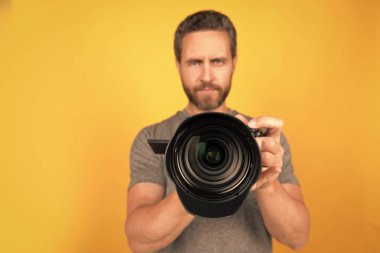 Vlog, seçici odak ve video kamera için film çeken bir adamın elindeki odaklanma kamerası lensi..