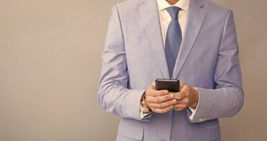 Kesilmiş CEO çevrimiçi çalışıyor. Daktilo ve mesaj. SMS ve anlık mesajlaşma. kopyalama alanı. İnternette iş adamı sohbeti. Çevik iş blogları. Modern iletişim teknolojisi. adam blogcu akıllı telefon kullan.