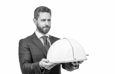 Gülümseyen işadamı ya da takım elbiseli restoran müdürü yemek tepsisini beyaz fotokopi alanında izole edilmiş garson olarak servis ediyor..