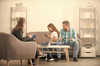 Babası olan telefon bağımlısı çocuk psikolog problemi çözüyor, terapi görüyor..