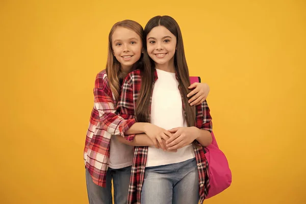 Lindo Abrazar Los Niños Casual Cuadros Camisa Llevar Mochila Universidad —  Fotos de Stock