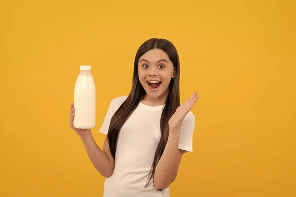 Έκπληκτο Παιδί Κατέχει Γαλακτοκομικό Προϊόν Ποτών Μια Έφηβη Πιει Γάλα — Φωτογραφία Αρχείου