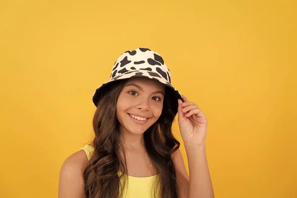 Glückliches Kind Sommer Eimer Hut Hat Lockiges Haar Auf Gelbem — Stockfoto