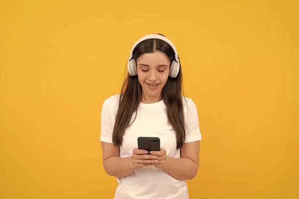 Happy Lady White Shirt Listening Music Headphones Chatting Phone Music — Stock Photo, Image