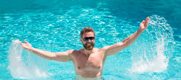 Havuz partisi. Yaz havası konsepti. Yaz tatili. Adam suya gözlük takıyor. İnsan yüzü portresi, kopyalama alanı olan pankart