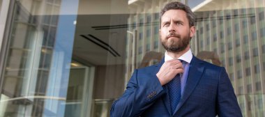 İnsan yüzü portresi, fotokopi alanı olan pankart. Takım elbiseli bir iş adamı, ofis geçmişi var. Takım elbiseli başarılı bir adam. Ofis dışında bir girişimci. erkek resmi moda