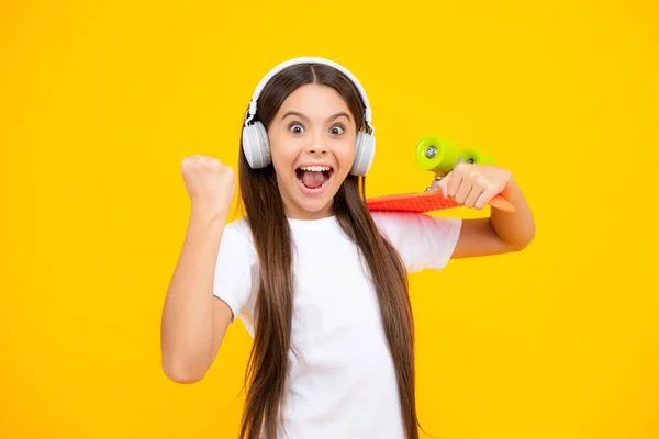 Les Adolescents Culture Décontractée Des Jeunes Adolescente Avec Planche Roulettes — Photo