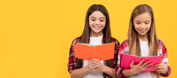 Vrienden Van Schoolmeisjes Onderwijs Middelbare School Vrienden Meisjes Met Notitieboekje — Stockfoto