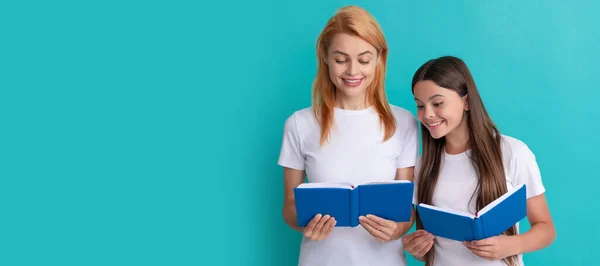 Mãe Filha Criança Banner Espaço Cópia Fundo Isolado Aluno Escola — Fotografia de Stock