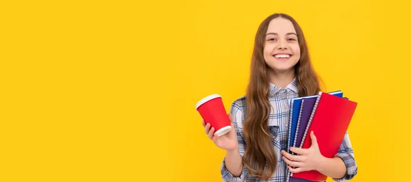 知識の日だ 黄色い背景にノートとティーカップを持った小さな子供 女子高生の水平分離ポスター バナーヘッダー肖像画の女子高生コピースペース — ストック写真