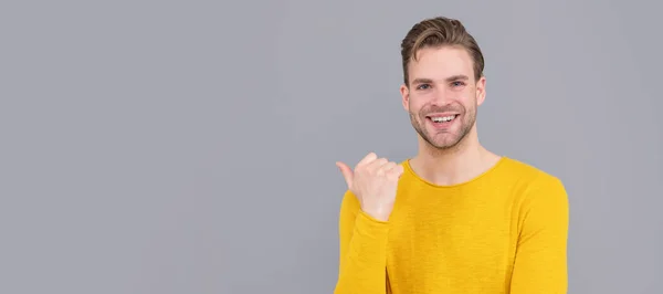 Reklama Reklama Šťastný Chlap Ukazuje Prstem Šedé Pozadí Muž Tvář — Stock fotografie