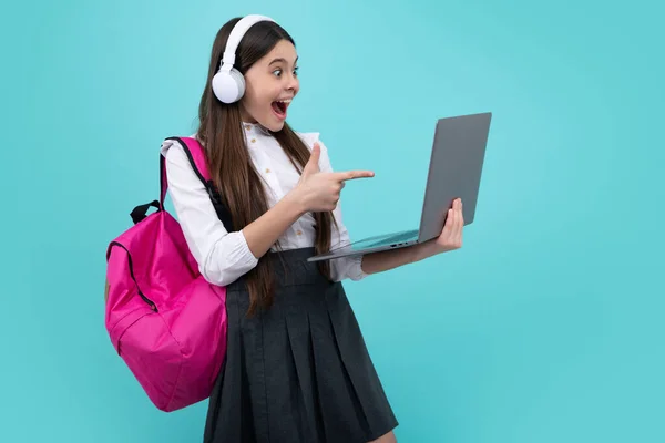 Nadšený Teenager Školačka Školní Uniformě Taškou Sluchátka Notebook Školní Děti — Stock fotografie