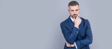 İnsanı harika gösteriyor. Profesyonel gri arka plan. Resmi tarz. Erkek giyim mağazası. İnsan yüzü portresi, kopyalama alanı olan pankart