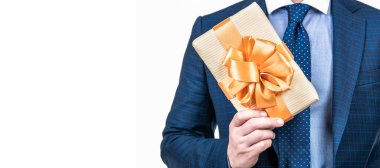 Yatay poster tasarımı. Web afişi başlığı, kopyalama alanı. Bu senin için. Selamlama vesilesi. İş adamı hediye kutusu gösteriyor. Şirket hediyesi. Kadınlar Günü