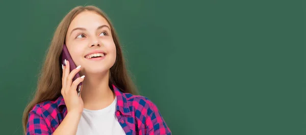 Menina Adolescente Feliz Usar Roupas Retro Felicidade Infantil Negociação Bandeira — Fotografia de Stock