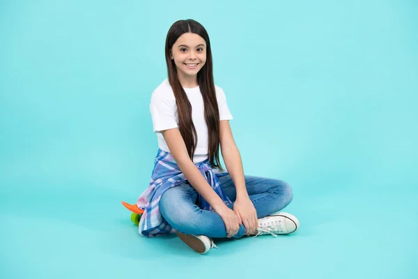 Μια Χίπστερ Έφηβη Μοντέρνα Ρούχα Κορίτσι Παιδί Skateboard Απομονώνονται Στούντιο — Φωτογραφία Αρχείου