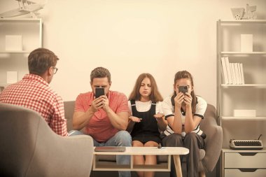 Veli toplantısı. Baba anne ve çocuk psikolog seansında. Aile terapisi. Çocuklu aileler sosyal hizmetlilerle konuşur. Telefon bağımlısı anne, baba ve kız. hayat sigortası ve evlat edinme.