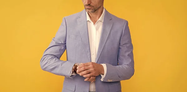 Hombre Recortado Comprobar Tiempo Reloj Formalwear Sobre Fondo Amarillo Tiempo —  Fotos de Stock