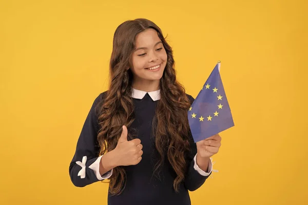Ευτυχής Έφηβος Κορίτσι Κρατήσει Σημαία Της Ευρωπαϊκής Ένωσης Κίτρινο Φόντο — Φωτογραφία Αρχείου