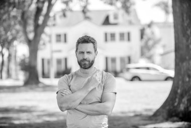 Emlakçı işaret ediyor. Kira ya da yeni bir ev al. Ev sigortası. Emlak sigortası tanıtımı. Başarılı komisyoncu teklifte bulundu. İpotek sigortacısı. Amerikan satış müdürü. Evdeki emlakçı satılık..