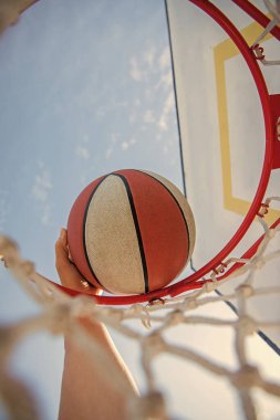 Basketbolcu topu potaya atıyor, yakın plan, spor başarısı.