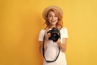 Fotoşop. Fotoğraf işi. Fotoğraf çekiyordum. Kadın fotoğrafçı. Hasır şapkalı bir kadının fotoğraf çekmesine şaşırdım. Kızlar fotoğraf makinesini tutun. Amatör ve profesyonel fotoğrafçılık. yaz çekimi oturumu.