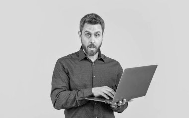 Şaşırtıcı iş adamı çevrimiçi. İş başarısı. Programcı bilgisayar kullansın. Girişimci ya da yönetici. Çevik iş. Profesyonel ağ yöneticisi bilgisayarı tutuyor. Modern kablosuz bilgisayarı olan patron.