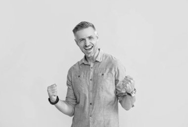 Mutlu ve başarılı bir adam. Elli saati olan adam. Kol saatini gösteren bir adam. Geç kaldın. Teslim tarihi. Zaman yönetimi. Erkek gardırobu. Modern yaşam başarısı. erkek moda aksesuarı.