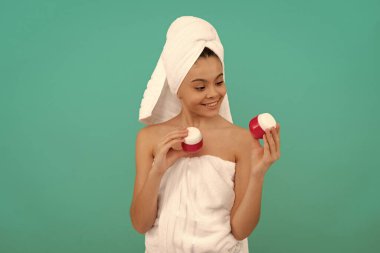 Banyo kulesindeki mutlu çocuk yüz kremini ve cildi seç..