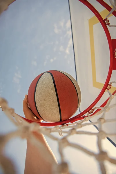 Μπασκετμπολίστας Ρίχνει Την Μπάλα Στο Στεφάνι Κοντινό Πλάνο Αθλητική Επιτυχία — Φωτογραφία Αρχείου