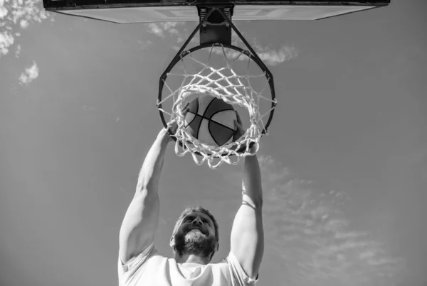 Веселый Человек Игрок Бросать Баскетбольный Мяч Через Корзину Мотивация — стоковое фото