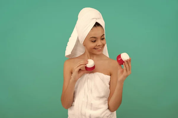 Criança Feliz Torre Banho Escolher Creme Facial Pele — Fotografia de Stock