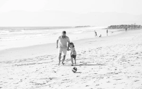 Rodzinne Wakacje Aktywność Sportowa Ojciec Syn Grają Piłkę Nożną Lub — Zdjęcie stockowe