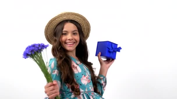 Gadis Yang Bahagia Topi Jerami Musim Panas Beralih Dengan Bunga — Stok Video