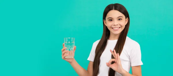 Heureux Adolescent Fille Boire Verre Eau Pour Garder Équilibre Quotidien — Photo