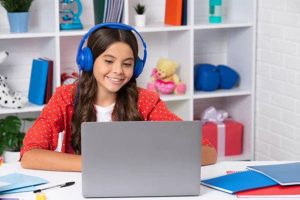 Una Giovane Studentessa Scuola Seduta Tavola Che Usa Portatile Quando — Foto Stock