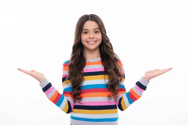 Retrato de menina linda feliz morena mulher bonita em roupas de verão  casual hipster verde sem maquiagem isolada no branco usando um telefone  inteligente